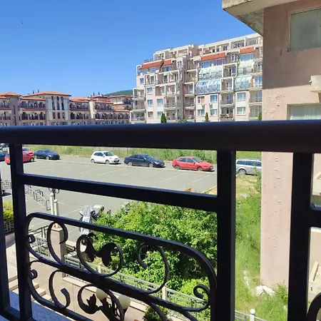 Apartment Dom-el Real In Raduga Complex